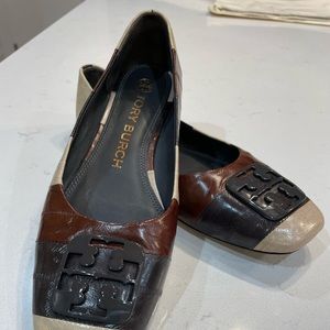 Mixed beige/toffee/navy flats